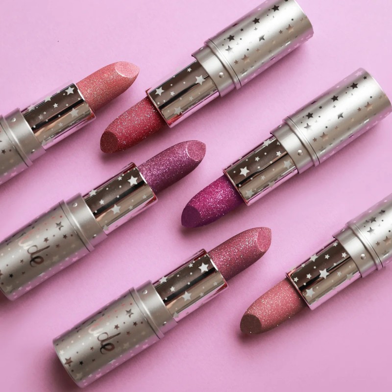 Gimme Glitter Lipstick delivers bold pigment with a dazzling shimmer, giving your lips a show-stopping sparkle in just one swipe